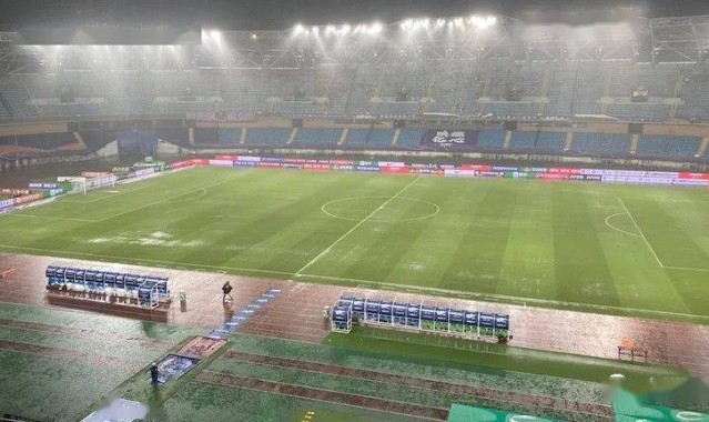 bsports- 威尼斯水上球场再现奇迹，雨中作战逆转拿分  